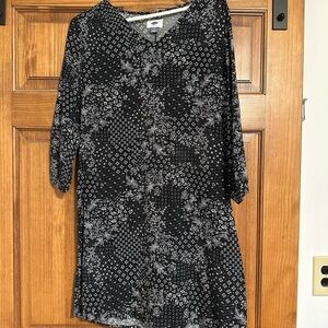Old Navy Black and White V-Neck 3/4 Sleeve Dress